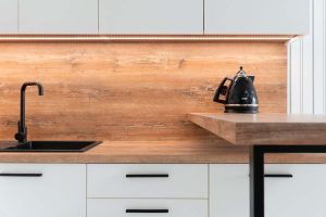 Les avantages d'une cuisine blanche et bois